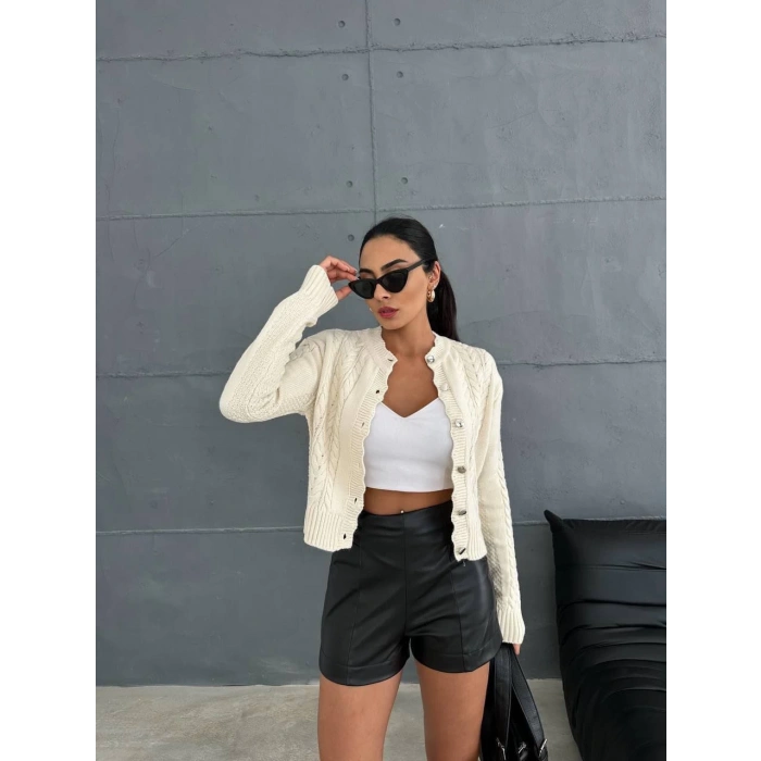 TAVSİYE EDİLEN GÜVENLİ SATICI Düğme detaylı hırka ekru