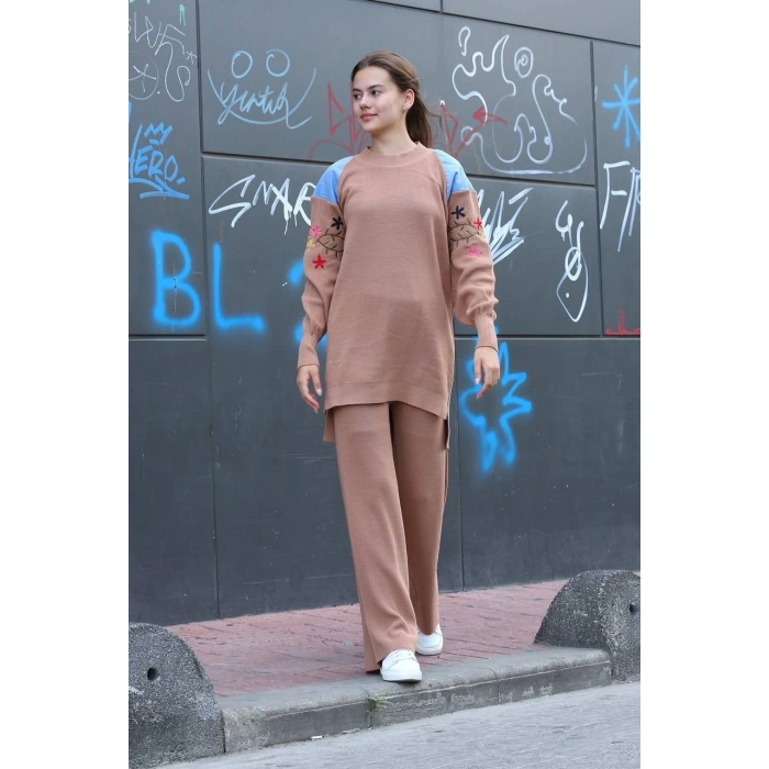 TAVSİYE EDİLEN GÜVENLİ SATICI Omuz detaylı kol nakışlı ikili alt üst triko takım vizon