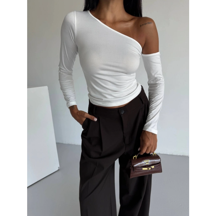 TAVSİYE EDİLEN GÜVENLİ SATICI Omuz detaylı kollu bluz beyaz f2336