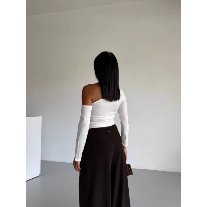 TAVSİYE EDİLEN GÜVENLİ SATICI Omuz detaylı kollu bluz beyaz f2336