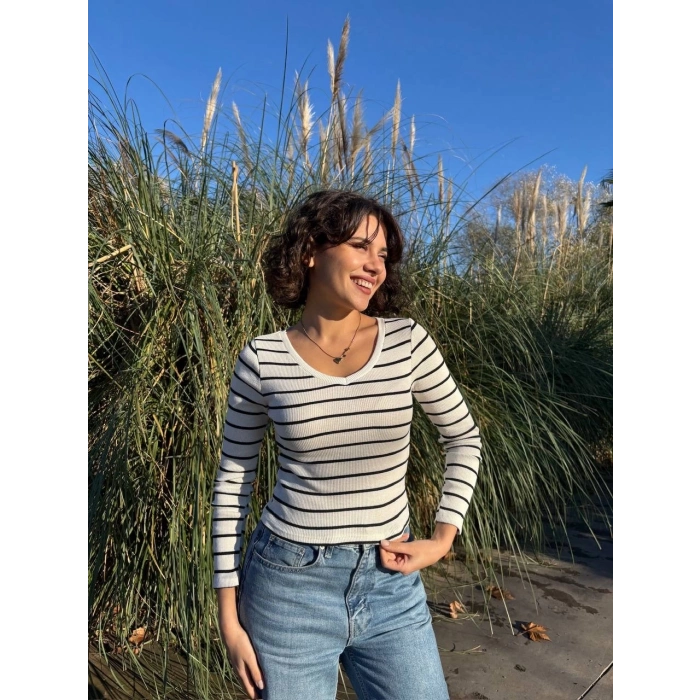 TAVSİYE EDİLEN GÜVENLİ SATICI V yaka çizgili bluz beyaz A3699