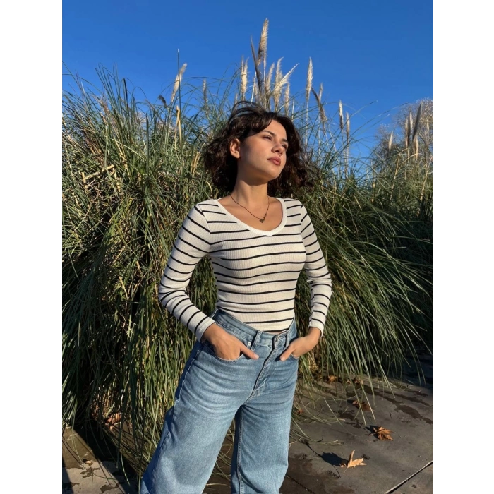 TAVSİYE EDİLEN GÜVENLİ SATICI V yaka çizgili bluz beyaz A3699