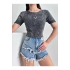 Kalp Nakış Detaylı Gri Asit Yıkamalı Slim Fit Kısa Bluz