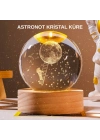 ® USB’li 3D Astronot Kristal Küre – Modern Uzay Temalı Gece Lambası