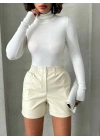 Beli lastikli çıtçıtlı deri şort krem w241007