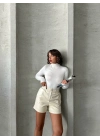 Beli lastikli çıtçıtlı deri şort krem w241007