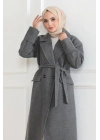 Kaşe Kaban – Uzun Boy Kruvaze Yaka Kuşaklı Tesettür Kaşe Kışlık Kaban, Astarlı Şık Yünlü Dokuma Oversize Rahat Kalıp Cepli Düğmeli Modern Kap Modeli - Gri