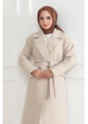 Kaşe Kaban – Uzun Boy Kruvaze Yaka Kuşaklı Tesettür Kaşe Kışlık Kaban, Astarlı Şık Yünlü Dokuma Oversize Rahat Kalıp Cepli Düğmeli Modern Kap Modeli - Bej