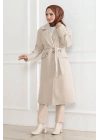 Kaşe Kaban – Uzun Boy Kruvaze Yaka Kuşaklı Tesettür Kaşe Kışlık Kaban, Astarlı Şık Yünlü Dokuma Oversize Rahat Kalıp Cepli Düğmeli Modern Kap Modeli - Bej