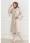 Kaşe Kaban – Uzun Boy Kruvaze Yaka Kuşaklı Tesettür Kaşe Kışlık Kaban, Astarlı Şık Yünlü Dokuma Oversize Rahat Kalıp Cepli Düğmeli Modern Kap Modeli - Bej