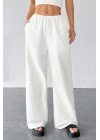 Kadın Beyaz Bol Kesim Cepli Geniş Paça Dökümlü Pantolon