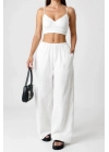 Kadın Beyaz Bol Kesim Cepli Geniş Paça Dökümlü Pantolon – Modern ve Şık Tasarım