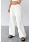 Kadın Beyaz Bol Kesim Cepli Geniş Paça Dökümlü Pantolon – Modern ve Şık Tasarım