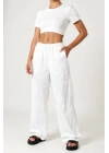 Kadın Beyaz Bol Kesim Cepli Geniş Paça Dökümlü Pantolon – Modern ve Şık Tasarım
