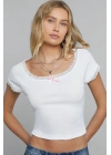Kadın Beyaz Göğsü ve Kolları Dantelli Fiyonklu Kısa Kol Crop Top Bluz