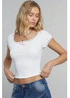 Kadın Beyaz Göğsü ve Kolları Dantelli Fiyonklu Kısa Kol Crop Top Bluz – Şık, Rahat ve Kolay Kombinlenebilir
