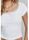 Kadın Beyaz Göğsü ve Kolları Dantelli Fiyonklu Kısa Kol Crop Top Bluz – Şık, Rahat ve Kolay Kombinlenebilir