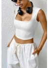 Kadın Beyaz Kare Yaka Kalınlaşan Omuz Detaylı Crop Top Bluz – Şık, Rahat ve Kolay Kombinlenebilir