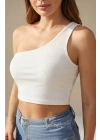 Kadın Beyaz Tek Omuz Crop Büstiyer – Modern ve Şık Tasarım