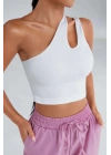 Kadın Beyaz Tek Omuz Cut Out Detaylı Crop Top Bluz – Şık, Rahat ve Kolay Kombinlenebilir