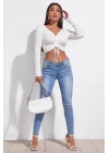 Kadın Beyaz Uzun Kollu Büzdürme Bağcık Detaylı Crop Top Bluz – Şık, Rahat ve Kolay Kombinlenebilir