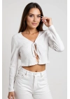 Kadın Beyaz Uzun Kollu Önden Bağlama Detaylı Crop Top Bluz – Şık, Rahat ve Kolay Kombinlenebilir