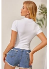 Kadın Beyaz Yarım Fermuarlı ve Kısa Kollu Crop Top Bluz – Şık, Rahat ve Kolay Kombinlenebilir