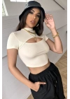 Kadın Ekru Göğüs Dekolteli Yarım Kollu Cut Out Crop Top Bluz – Şık, Rahat ve Kolay Kombinlenebilir
