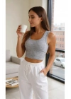 Kadın Gri Kare Yaka Crop Top Bluz – Şık, Rahat ve Kolay Kombinlenebilir