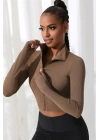 Kadın Kahverengi Uzun Kol Fermuarlı Parmak Geçme Detaylı Dik Yaka Crop Top Bluz – Şık, Rahat ve Kolay Kombinlenebilir