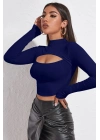Kadın Lacivert Göğüs Dekolteli Uzun Kollu Cut Out Crop Top Bluz – Şık, Rahat ve Kolay Kombinlenebilir
