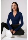 Kadın Lacivert Uzun Kol Fermuarlı Parmak Geçme Detaylı Dik Yaka Crop Top Bluz – Şık, Rahat ve Kolay Kombinlenebilir