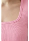 Kadın Pembe Yarım Kol Düz Yaka Crop Top Bluz – Şık, Rahat ve Kolay Kombinlenebilir