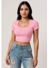 Kadın Pembe Yarım Kol Düz Yaka Crop Top Bluz – Şık, Rahat ve Kolay Kombinlenebilir