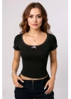 Kadın Siyah Göğsü ve Kolları Dantelli Fiyonklu Kısa Kol Crop Top Bluz – Şık, Rahat ve Kolay Kombinlenebilir