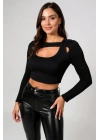 Kadın Siyah Göğüs Dekolteli Çapraz Askılı Uzun Kollu Crop Top Bluz – Şık, Rahat ve Kolay Kombinlenebilir