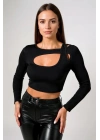 Kadın Siyah Göğüs Dekolteli Çapraz Askılı Uzun Kollu Crop Top Bluz – Şık, Rahat ve Kolay Kombinlenebilir