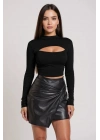 Kadın Siyah Göğüs Dekolteli Uzun Kollu Cut Out Crop Top Bluz – Şık, Rahat ve Kolay Kombinlenebilir