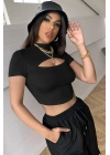 Kadın Siyah Göğüs Dekolteli Yarım Kollu Cut Out Crop Top Bluz – Şık, Rahat ve Kolay Kombinlenebilir
