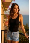 Kadın Siyah Kolsuz Kalın Askılı Uzun Crop Top Bluz & Atlet – Şık, Rahat ve Kolay Kombinlenebilir