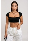 Kadın Siyah Sırt Dekolteli ve Boyundan Bağlamalı Yarım Kol Crop Top Bluz – Şık, Rahat ve Kolay Kombinlenebilir