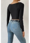 Kadın Siyah Uzun Kol Göğüs Dekolteli Şık Crop Top Bluz – Şık, Rahat ve Kolay Kombinlenebilir