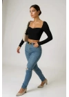Kadın Siyah Uzun Kol Göğüs Dekolteli Şık Crop Top Bluz – Şık, Rahat ve Kolay Kombinlenebilir