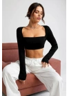 Kadın Siyah Uzun Kol Göğüs ve Sırt Dekolteli Crop Top Bluz – Şık, Rahat ve Kolay Kombinlenebilir
