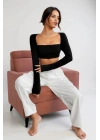 Kadın Siyah Uzun Kol Göğüs ve Sırt Dekolteli Crop Top Bluz – Şık, Rahat ve Kolay Kombinlenebilir