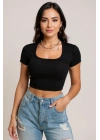 Kadın Siyah Yarım Kol Düz Yaka Crop Top Bluz – Şık, Rahat ve Kolay Kombinlenebilir