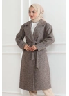 Kaşe Kaban – Uzun Boy Kruvaze Yaka Kuşaklı Tesettür Kaşe Kışlık Kaban, Astarlı Şık Yünlü Dokuma Oversize Rahat Kalıp Cepli Düğmeli Modern Kap Modeli - Vizon
