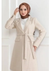 Kaşe Kaban – Uzun Boy Kruvaze Yaka, Kuşaklı Tesettür Kışlık Kaban, Astarlı Şık Yünlü Dokuma Oversize Rahat Kalıp, Cepli Modern Kaşe Mont Modeli - Bej