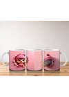 Pembe Giyimli Kız ve Kalpli Peluş – Baskılı Kahve Kupası
