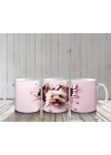 Pembe Kalpli Duvar Arasında Sevimli Yorkshire Terrier - Baskılı kahve kupası